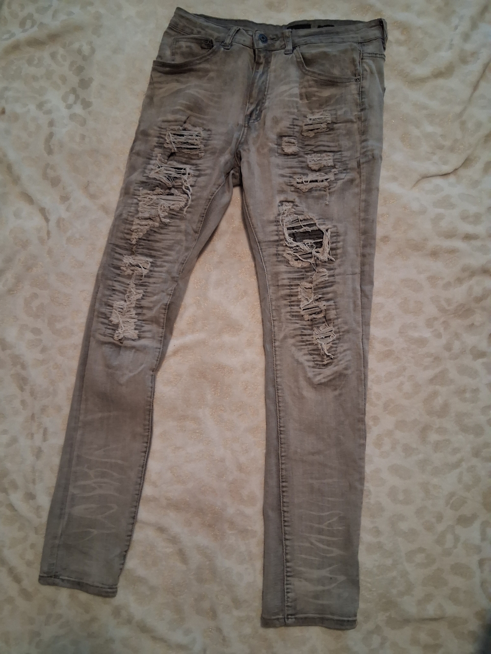 Discovery Men's Slim Distressed Gray Jeans